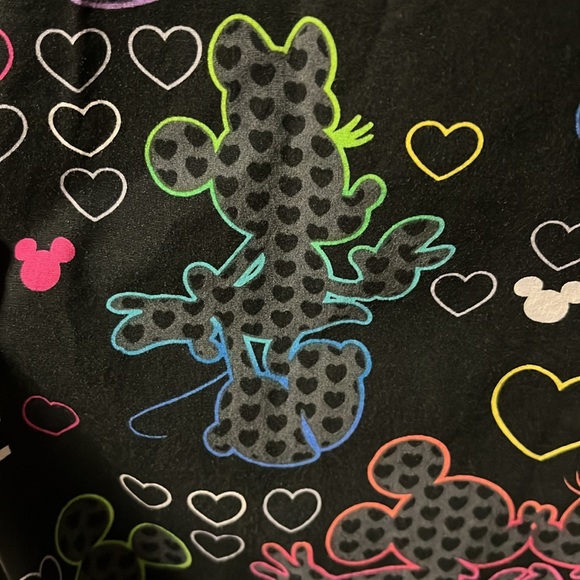 DISNEY Mickey Loves Minnie Size Med W/Front Pockets Scrub Top (T-Shirt) NWOT $55 - Picture 7 of 11